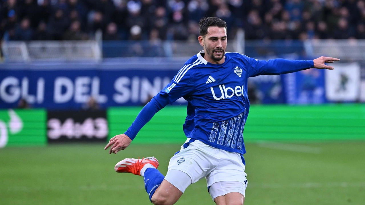 Edoardo Goldaniga 31 anni con la maglia del Como Tra i possibili suoi “rivali“ per il premio c’era il dottor Enzo Fiorentini Edoardo Goldaniga 31 anni con la maglia del Como Tra i possibili suoi “rivali“ per il premio c’era il dottor Enzo Fiorentini
