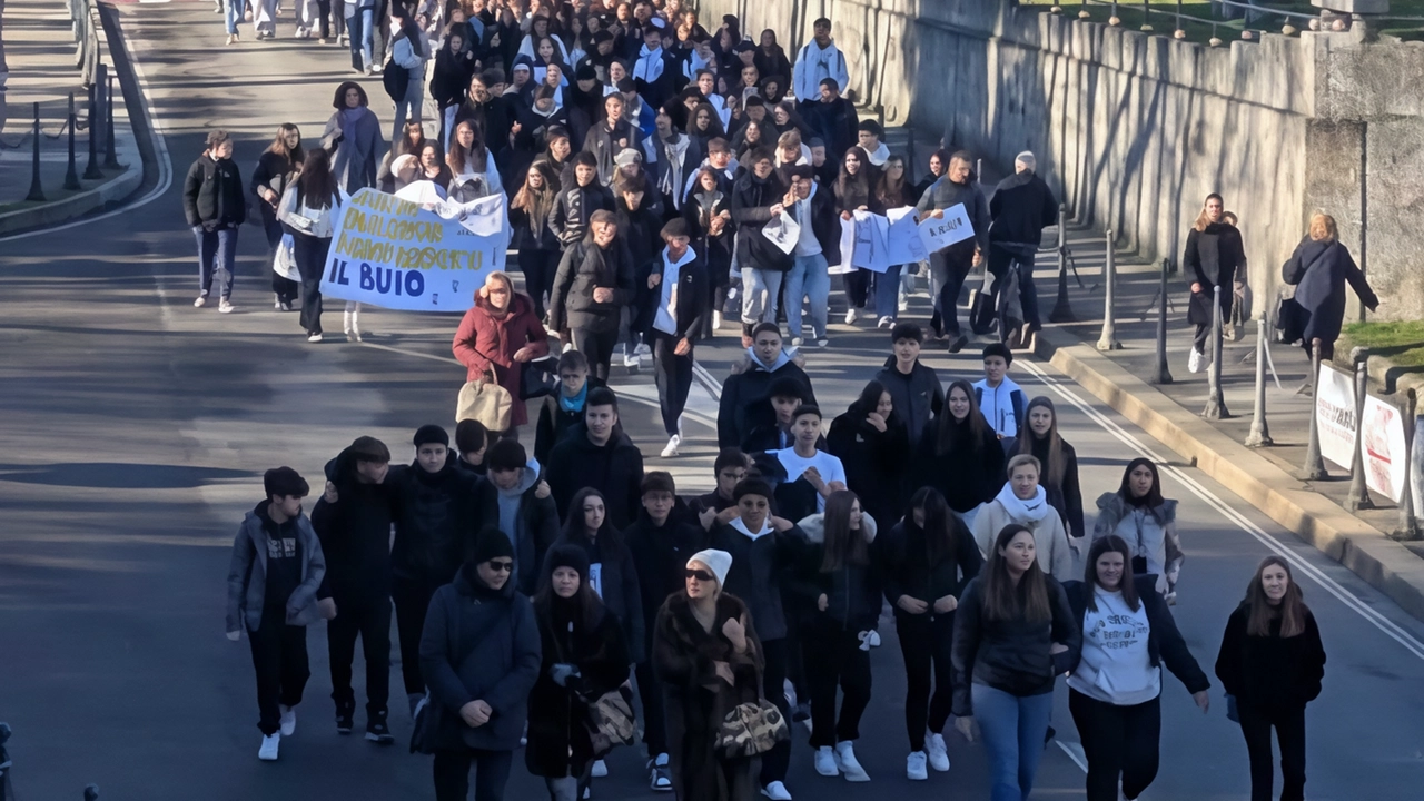 Dall’istituto di via Grandi gli studenti sono giunti al santuario dove ad attenderli c’erano i familiari della ragazza scomparsa nel 2018 Dall’istituto di via Grandi gli studenti sono giunti al santuario dove ad attenderli c’erano i familiari della ragazza scomparsa nel 2018