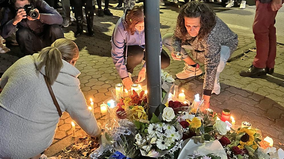 A Milano, una raccolta fondi online in memoria di Manuel Mastrapasqua sostiene la sua famiglia per le spese funebri. La solidarietà si diffonde sui social, con donazioni da parte di 347 persone. A Milano, una raccolta fondi online in memoria di Manuel Mastrapasqua sostiene la sua famiglia per le spese funebri. La solidarietà si diffonde sui social, con donazioni da parte di 347 persone.