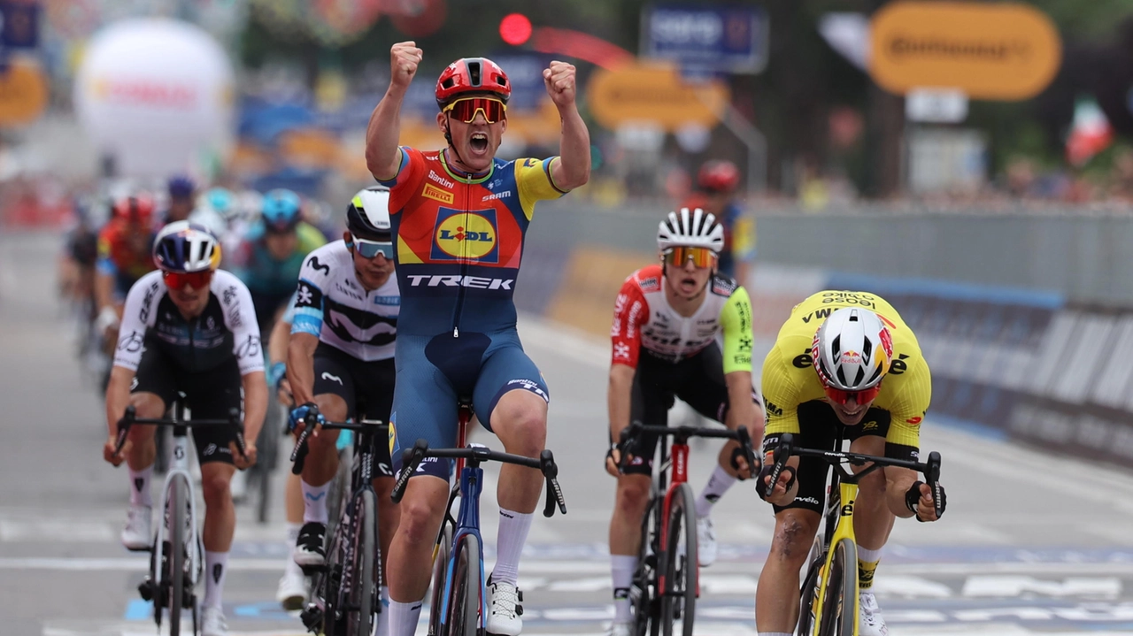 Giro d'Italia 2025, Pedersen si prende la prima tappa e la maglia rosa. Ordine d'arrivo e classifica
