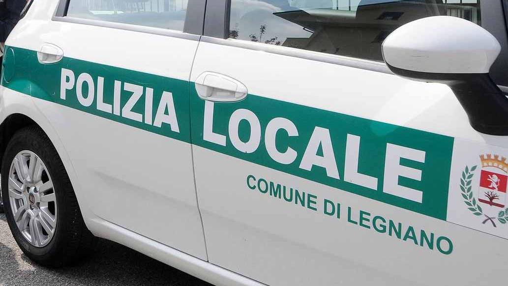 Legnano, forzano il finestrino dell’auto per rubare una borsa lasciata sul sedile: denunciati