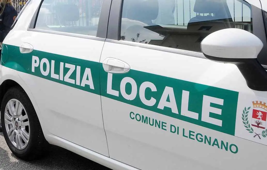 Legnano, forzano il finestrino dell’auto per rubare una borsa lasciata sul sedile: denunciati