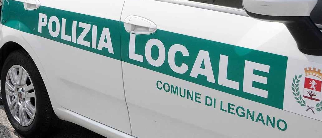 Legnano, forzano il finestrino dell’auto per rubare una borsa lasciata sul sedile: denunciati