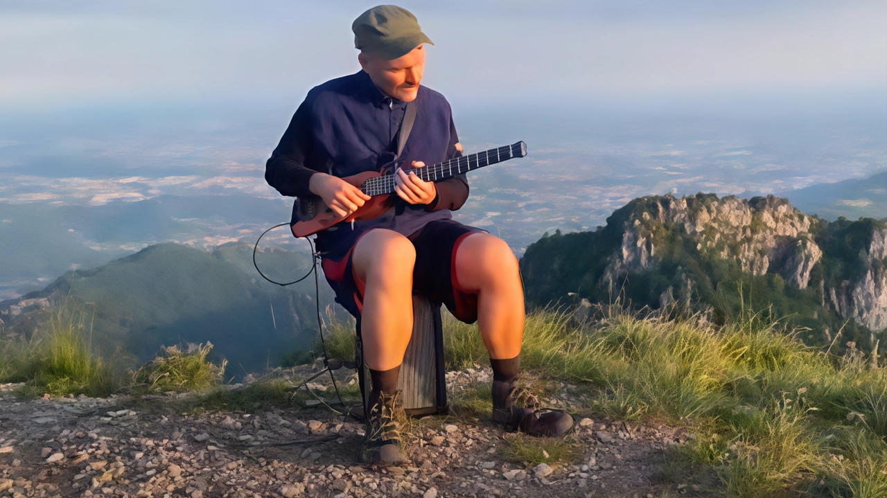 Marco Pasinetti percorrerà fino a domenica il sentiero delle Orobie Orientali. Strumenti in spalla e novanta chilometri a piedi per unire le due passioni. Marco Pasinetti percorrerà fino a domenica il sentiero delle Orobie Orientali. Strumenti in spalla e novanta chilometri a piedi per unire le due passioni.