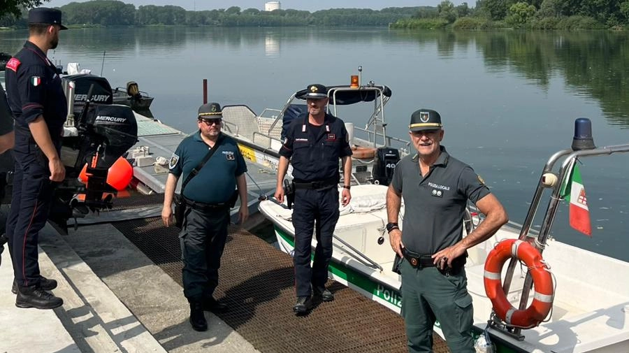 All’imbarcadero di San Nazaro erano ormeggiati i mezzi utilizzati per un giro di controllo dell’oasi di Pinedo e del tratto di Po tra le due regioni