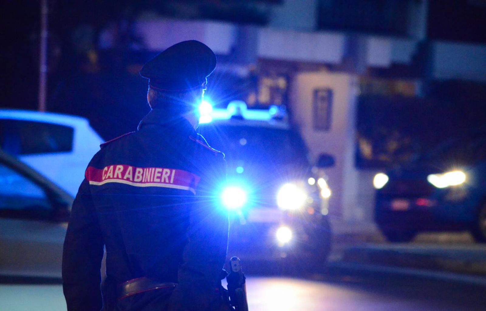 Tragedia in famiglia a Milano, padre e figlio accoltellano il nuovo compagno della madre: è gravissimo Tragedia in famiglia a Milano, padre e figlio accoltellano il nuovo compagno della madre: è gravissimo