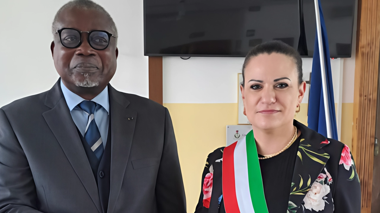 Okemba dalla sindaca Balconi: "Penso a un ponte ideale di collaborazione" . Okemba dalla sindaca Balconi: "Penso a un ponte ideale di collaborazione" .