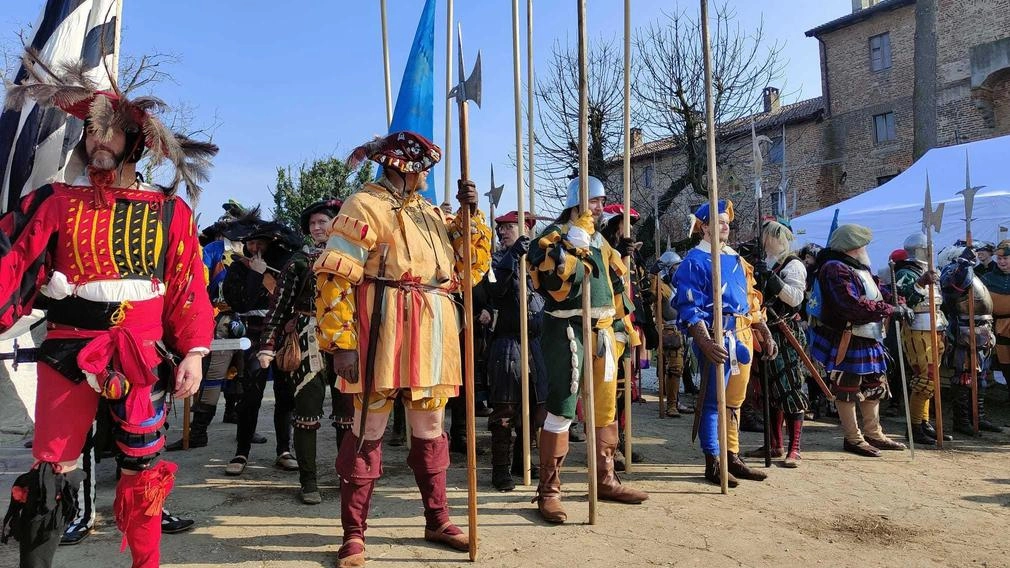 Pavia, è stato aperto ieri l’accampamento con circa 120 tende storiche al parco del castello di Mirabello. Domani ci sarà la rievocazione con 540 figuranti di 54 compagnie, in abiti d’epoca, provenienti da 14 Paesi . Pavia, è stato aperto ieri l’accampamento con circa 120 tende storiche al parco del castello di Mirabello. Domani ci sarà la rievocazione con 540 figuranti di 54 compagnie, in abiti d’epoca, provenienti da 14 Paesi .
