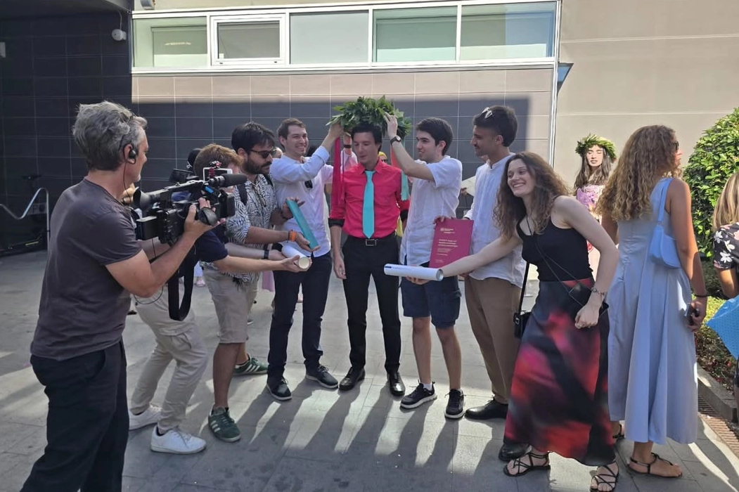 La foto della doppia laurea pubblicata su Facebook