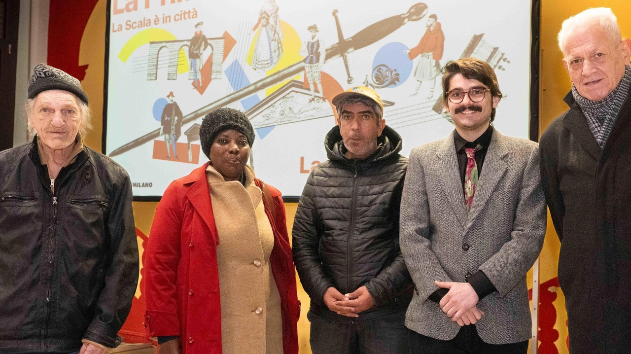 Alcuni spettatori nel salone della struttura pubblica insieme a un organizzatore Alcuni spettatori nel salone della struttura pubblica insieme a un organizzatore