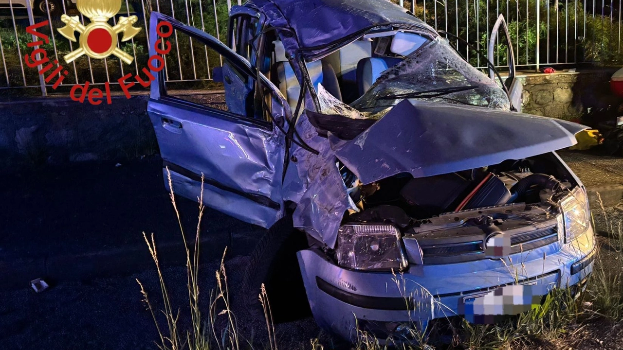 Dopo l'impatto, l'auto si è cappottata e ha finito la sua corsa sul marciapiede Dopo l'impatto, l'auto si è cappottata e ha finito la sua corsa sul marciapiede