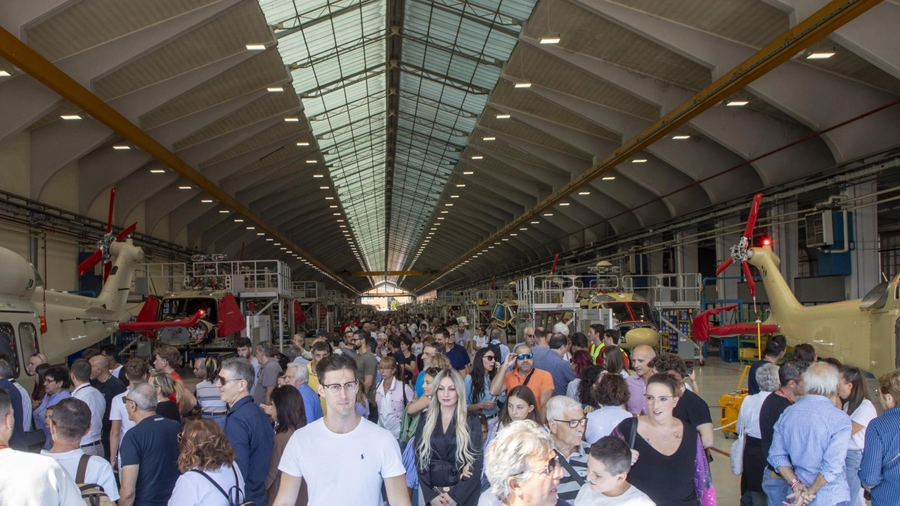 Leonardo ha ospitato il Family Day a Vergiate, permettendo a oltre 12mila persone di scoprire il ciclo produttivo degli elicotteri e ammirare modelli avanzati in volo, tra cui l'innovativo AW609. Un'occasione speciale per famiglie e appassionati dell'aeronautica. Leonardo ha ospitato il Family Day a Vergiate, permettendo a oltre 12mila persone di scoprire il ciclo produttivo degli elicotteri e ammirare modelli avanzati in volo, tra cui l'innovativo AW609. Un'occasione speciale per famiglie e appassionati dell'aeronautica.
