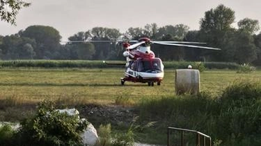 Karim torna a casa. La salma del ragazzo egiziano di 16 anni, morto in ospedale dopo essere stato trovato... Karim torna a casa. La salma del ragazzo egiziano di 16 anni, morto in ospedale dopo essere stato trovato...