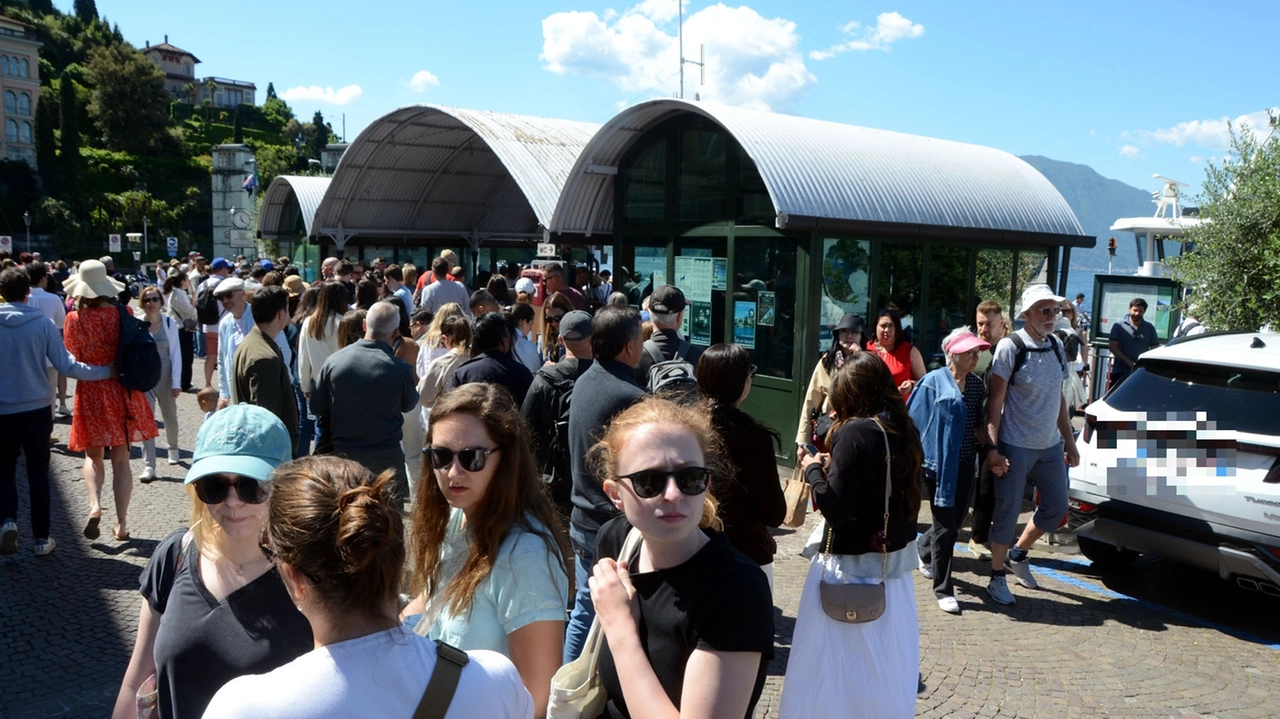 Turisti mordi e fuggi dimezzati (o quasi) a Varenna: tutta colpa (o merito) dei treni che non ci sono
