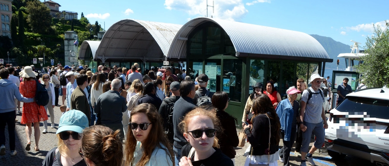 Turisti mordi e fuggi dimezzati (o quasi) a Varenna: tutta colpa (o merito) dei treni che non ci sono