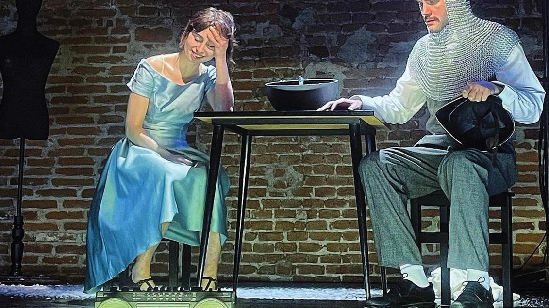 Oggi alle 21 lo spettacolo che esplora i delicati disequilibri dell’intimità. Domani l’appuntamento per i più piccoli con il “Il brutto anatroccolo”. Oggi alle 21 lo spettacolo che esplora i delicati disequilibri dell’intimità. Domani l’appuntamento per i più piccoli con il “Il brutto anatroccolo”.