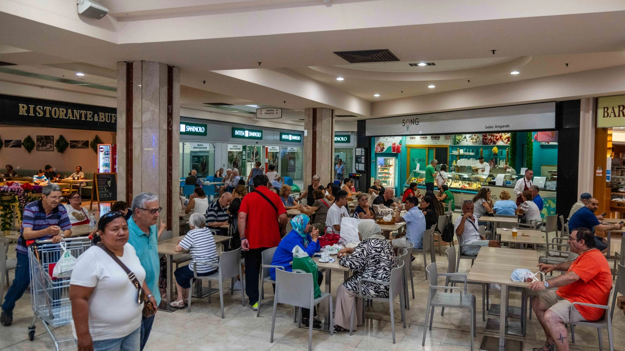 Due immagini dall’interno del centro commerciale Bonola (Foto Fasani) Due immagini dall’interno del centro commerciale Bonola (Foto Fasani)