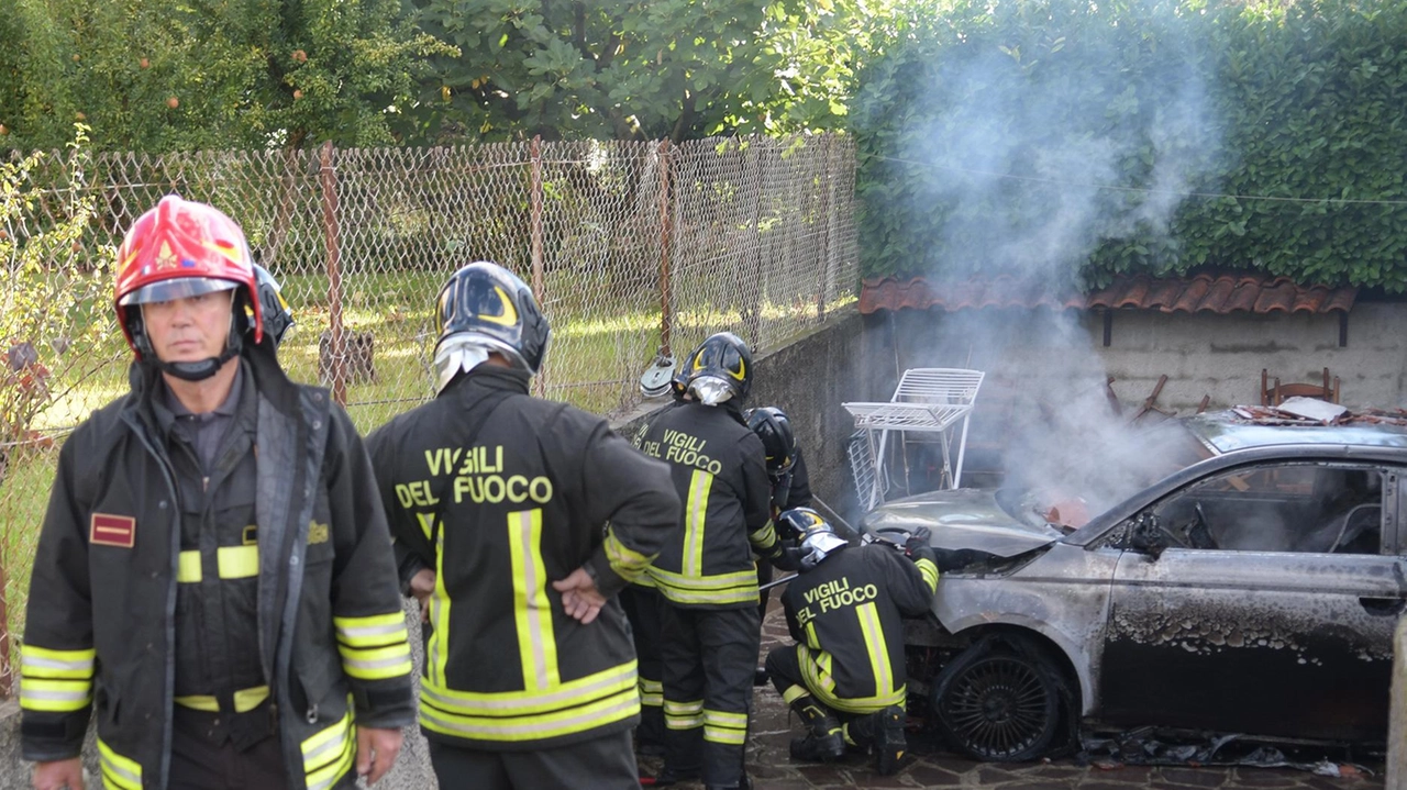 L’intervento dei vigili del fuoco I proprietari dell’auto sono andati al pronto soccorso per controlli L’intervento dei vigili del fuoco I proprietari dell’auto sono andati al pronto soccorso per controlli