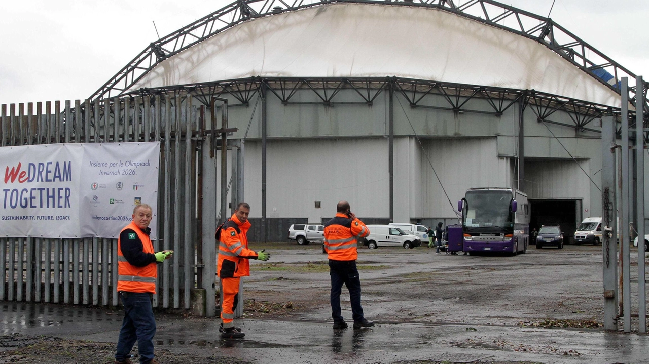Alcuni operai al lavoro intorno all’ex Palasharp di Lampugnano il palazzetto dello sport chiuso dal 2012 e mai ristrutturato Alcuni operai al lavoro intorno all’ex Palasharp di Lampugnano il palazzetto dello sport chiuso dal 2012 e mai ristrutturato