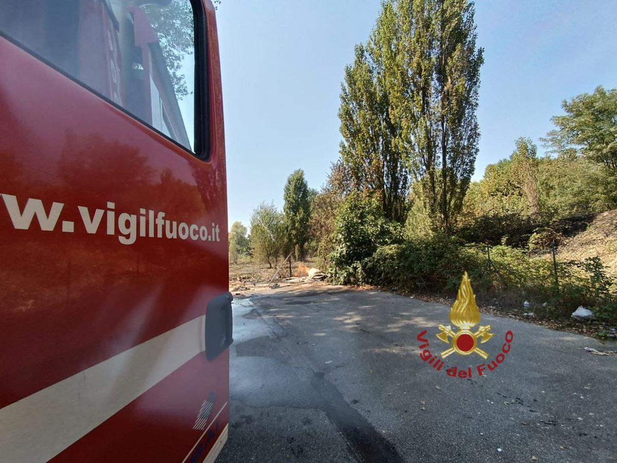 incendio nel parco visconteo a fuoco il metano della condotta sotterranea a zeccone