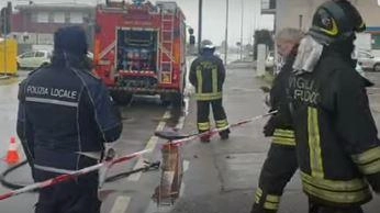 La pattuglia della polizia locale stava percorrendo la via quando si è verificato il guasto La pattuglia della polizia locale stava percorrendo la via quando si è verificato il guasto