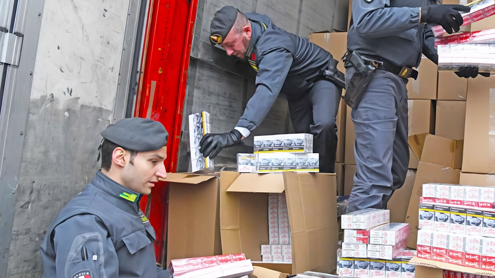 Bergamo, un capannone abbandonato era una fabbrica clandestina di sigarette. Sequestrate in tutta Europa 50 tonnellate di tabacco per un valore di 13 milioni. Bergamo, un capannone abbandonato era una fabbrica clandestina di sigarette. Sequestrate in tutta Europa 50 tonnellate di tabacco per un valore di 13 milioni.