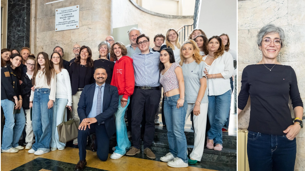 La nuova targa al liceo Parini dedicata a Walter Tobagi. A destra, la figlia Benedetta La nuova targa al liceo Parini dedicata a Walter Tobagi. A destra, la figlia Benedetta
