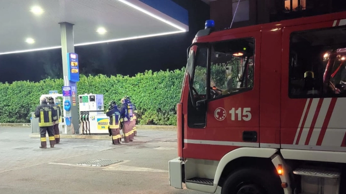 I vigili del fuoco al distributore di benzina I vigili del fuoco al distributore di benzina