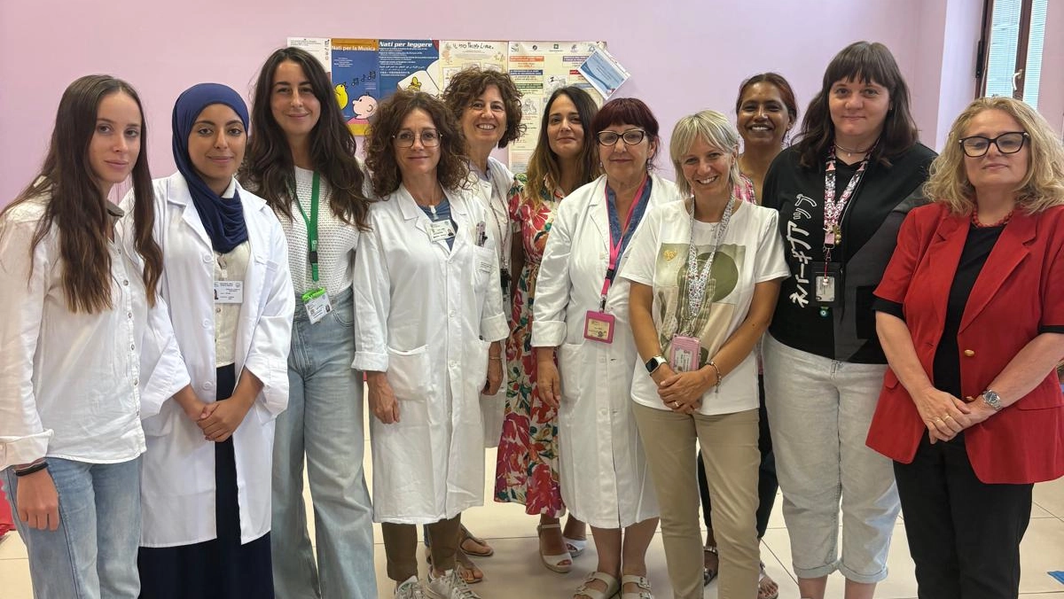 Operatori del consultorio di viale duca degli Abruzzi insieme alla responsabile della struttura, la dottoressa Laura Cabini Operatori del consultorio di viale duca degli Abruzzi insieme alla responsabile della struttura, la dottoressa Laura Cabini