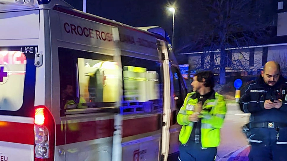 L’auto proveniva da via Emilia verso la rotonda che interseca via I maggio e via per Rovido e ha superato un tir L’auto proveniva da via Emilia verso la rotonda che interseca via I maggio e via per Rovido e ha superato un tir