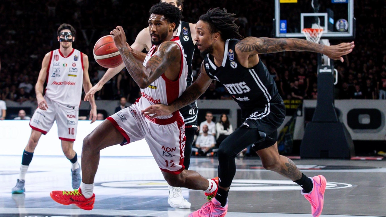 Olimpia Milano cerca di sfruttare il fattore campo contro Virtus Bologna in semifinale, con Clyburn in dubbio. Olimpia Milano cerca di sfruttare il fattore campo contro Virtus Bologna in semifinale, con Clyburn in dubbio.