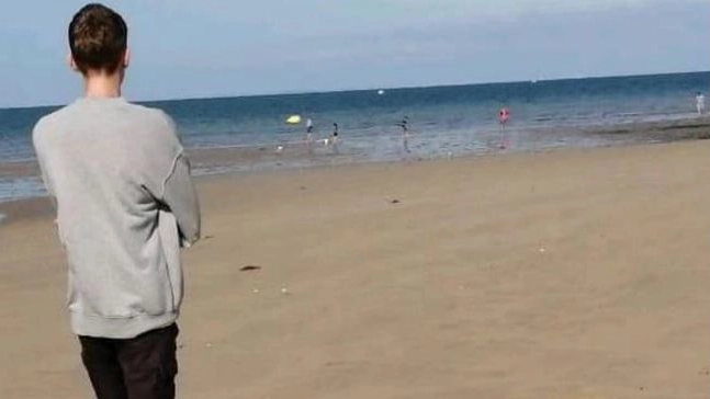 La malattia di Lafora è stata diagnosticata ad Andrea (qui al mare) all’età di 16 anni. Una patologia rarissima con una prospettiva di vita tra 5 e 10 anni dall’esordio La malattia di Lafora è stata diagnosticata ad Andrea (qui al mare) all’età di 16 anni. Una patologia rarissima con una prospettiva di vita tra 5 e 10 anni dall’esordio