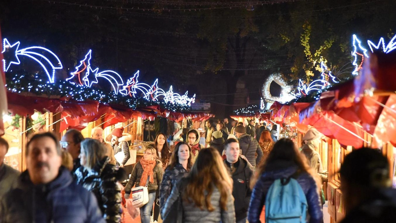 A discapito del calendario è già tempo di Natale a Bergamo grazie al Villaggio allestito nel piazzale Alpini A discapito del calendario è già tempo di Natale a Bergamo grazie al Villaggio allestito nel piazzale Alpini