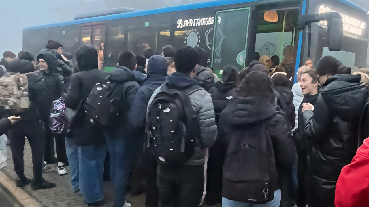 Mezzi sovraffollati, specie al mattino: dopo le proteste del mese scorso gli studenti, genitori e pendolari tornano sul piede di guerra. Alle promesse ricevute, denunciano non sono seguiti i fatti e prendere l’autobus continua a essere un’avventura Mezzi sovraffollati, specie al mattino: dopo le proteste del mese scorso gli studenti, genitori e pendolari tornano sul piede di guerra. Alle promesse ricevute, denunciano non sono seguiti i fatti e prendere l’autobus continua a essere un’avventura