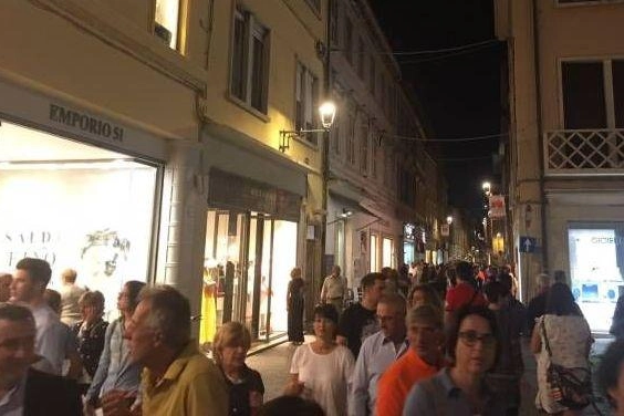 Torna la notte dei saldi
