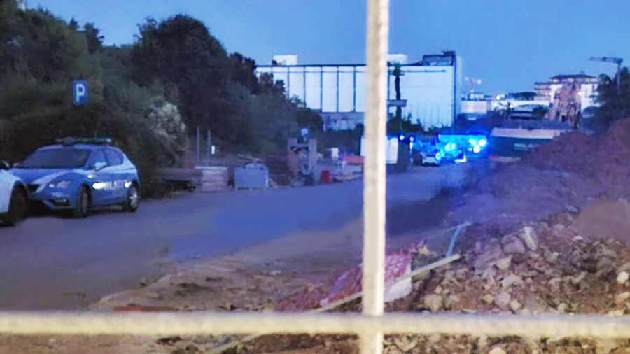 La polizia nell'area dove è stata trovata la donna morta La polizia nell'area dove è stata trovata la donna morta