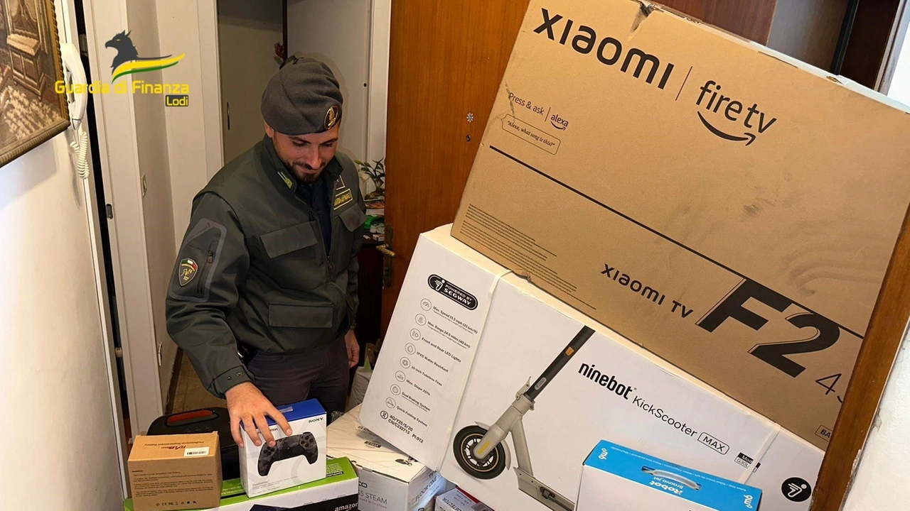 I finanzieri hanno trovato smartphone stampanti tablet videogiochi monopattini elettrici ed elettrodomestici ancora imballati I finanzieri hanno trovato smartphone stampanti tablet videogiochi monopattini elettrici ed elettrodomestici ancora imballati