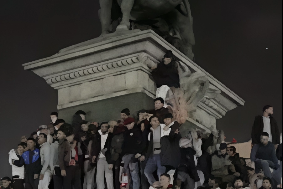 La calca di giovani la notte di Capodanno in piazza Duomo: a decine si sono arrampicati sul monumento a Vittorio Emanuele, da cui sono stati lanciati insulti e invettive contro l'Italia e gli italiani