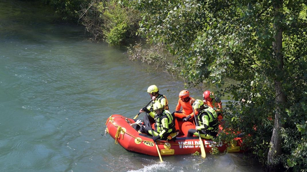 I sommozzatori dei vigili del fuoco al lavoro per recuperare il giovane annegato I sommozzatori dei vigili del fuoco al lavoro per recuperare il giovane annegato