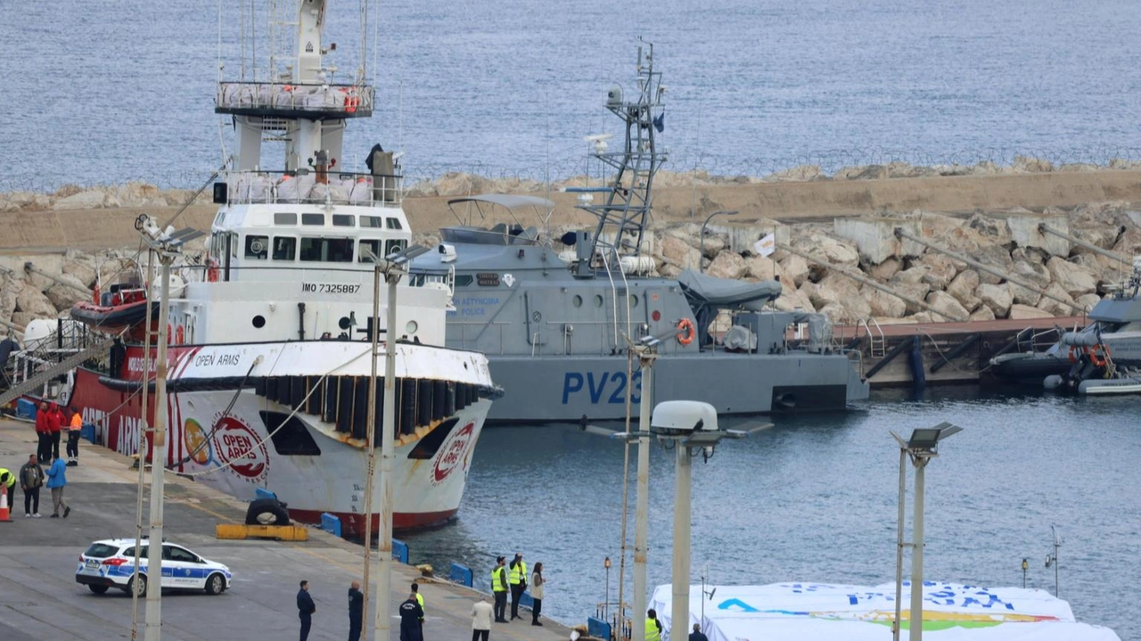 Contro migliaia di israeliani in attesa di un imbarco