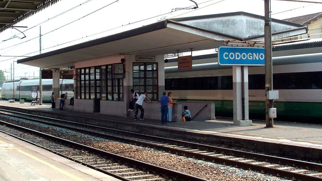 Codogno, travolto e ucciso da un treno in stazione: interrotta la linea tra Milano e Piacenza Codogno, travolto e ucciso da un treno in stazione: interrotta la linea tra Milano e Piacenza