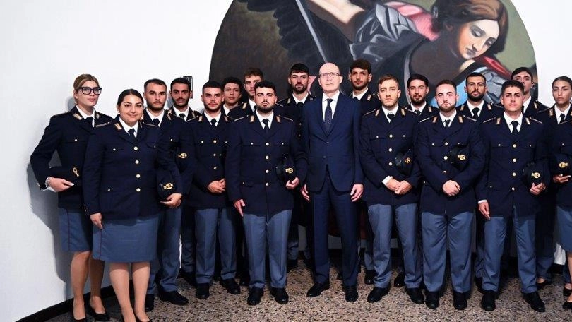 Sono arrivati i nuovi agenti che rafforzeranno gli organici della Questura e dei Commissariati. Nei giorni scorsi il questore... Sono arrivati i nuovi agenti che rafforzeranno gli organici della Questura e dei Commissariati. Nei giorni scorsi il questore...