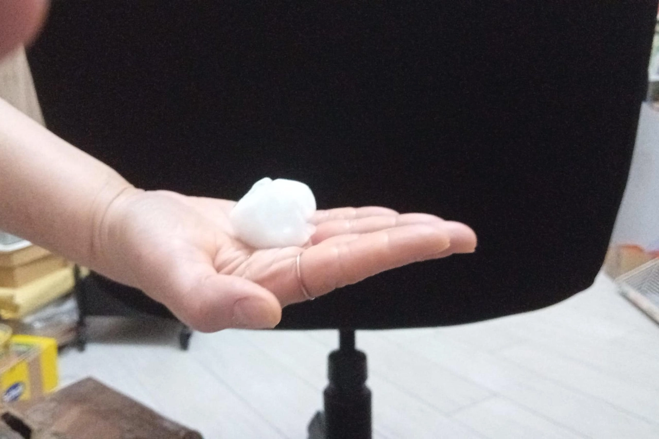 La grandinata di venerdì su Milano: pezzi di ghiaccio grandi come noci
