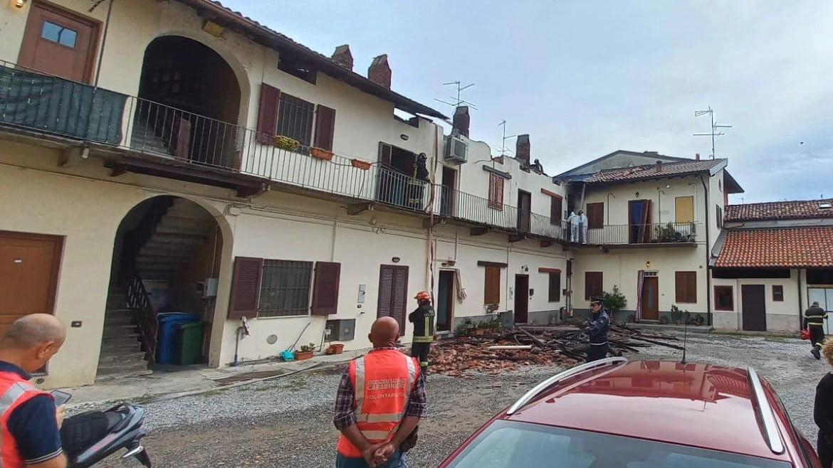 Trezzo sull'Adda, incendio al primo piano di una palazzina di corte Trezzo sull'Adda, incendio al primo piano di una palazzina di corte
