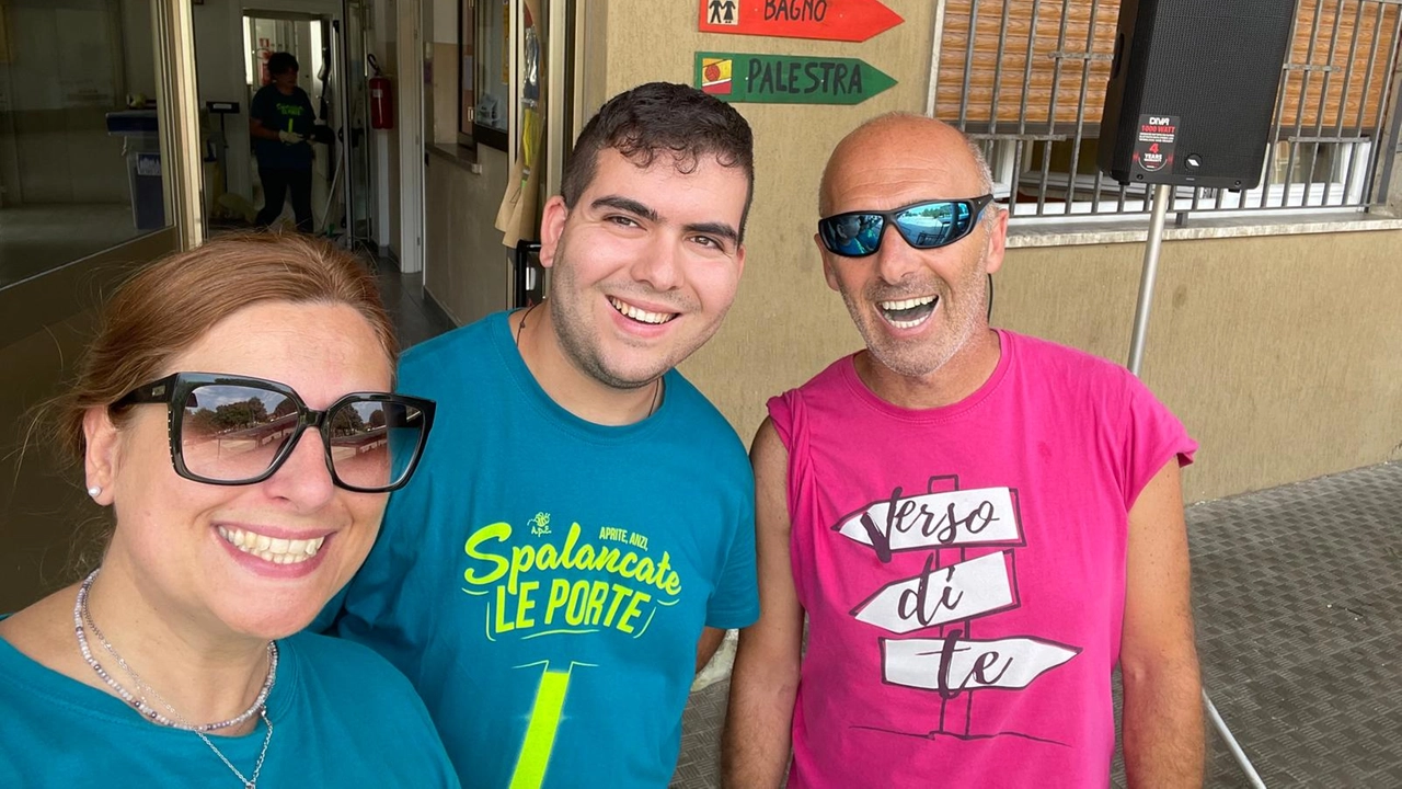Manuel Marchiori (al centro nella foto) con i volontari del centro estivo dell'oratorio di Busto Garolfo
