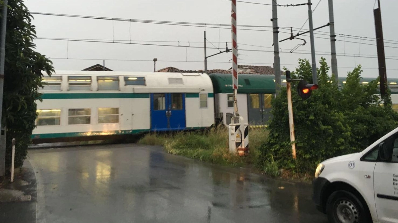 Pericolo scampato grazie ai sistemi di sicurezza ieri alle 7 a Pizzighettone. Un convoglio che stava per arrivare da Cremona...