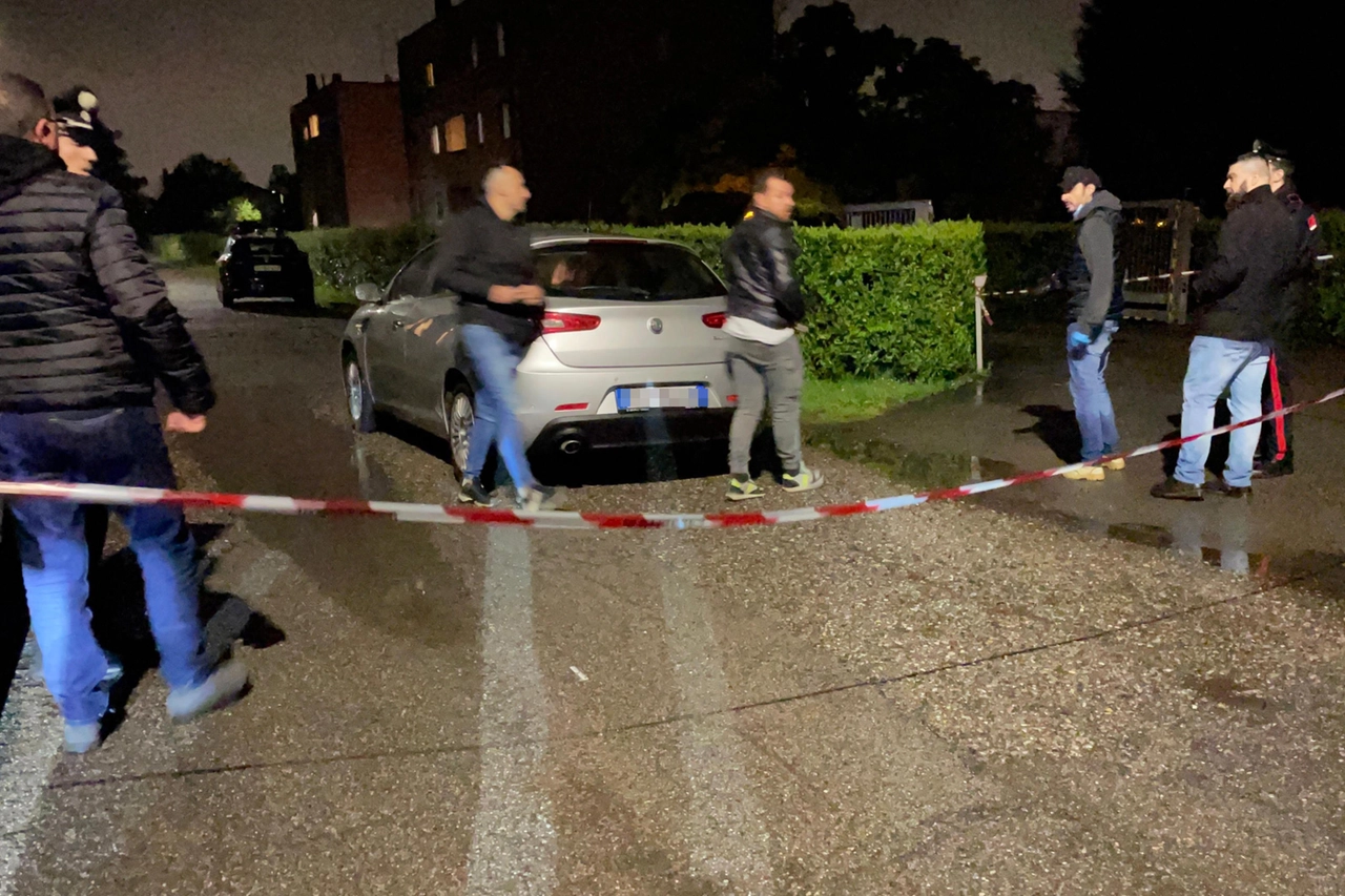 L'area dell'omicidio, in via San Giovanni Bosco, delimitata dagli investigatori con nastro bianco e rosso