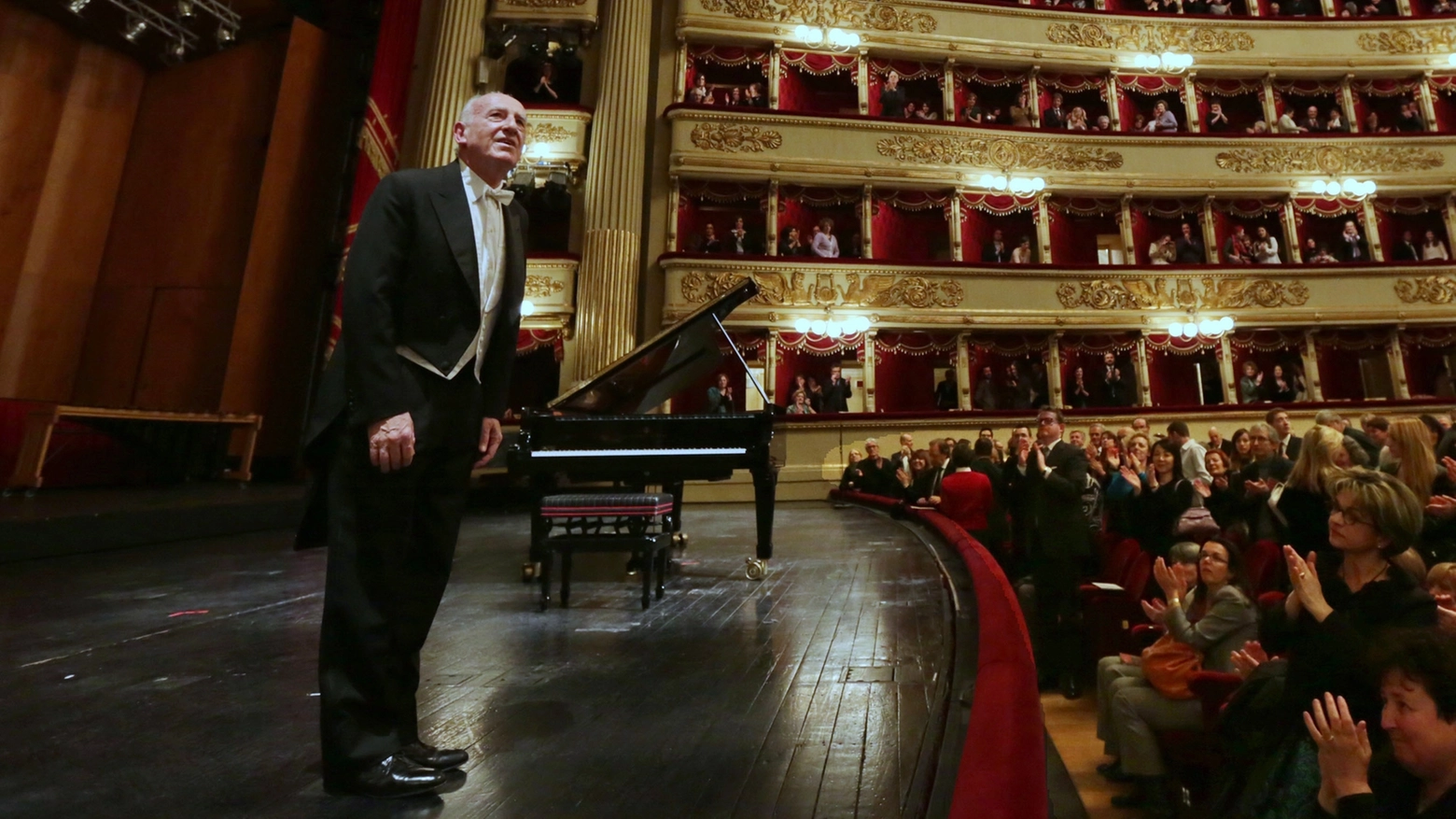 Maurizio Pollini durante un'esibizione alla Scala