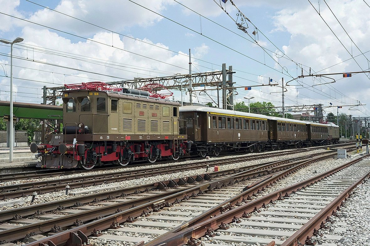 Il treno storico "targato" Trenord sui binari durante una delle gite dell'anno passato