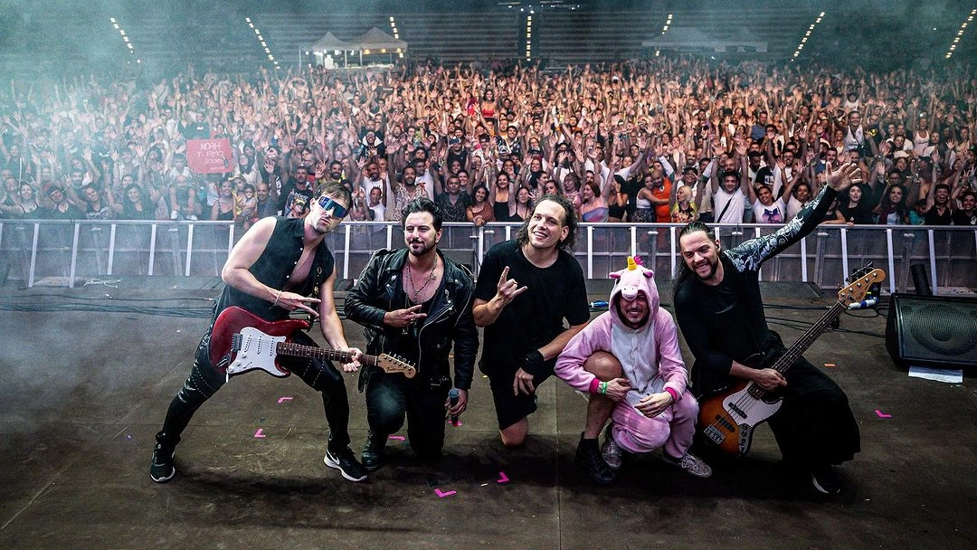 La band dei CdA dopo una serata “Mai dire Goku” La band dei CdA dopo una serata “Mai dire Goku”